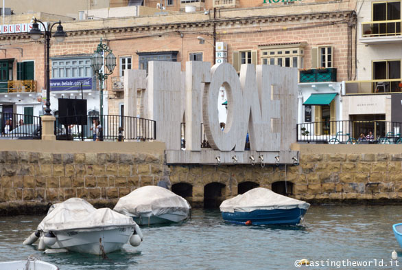 Love Bridge a Spinola Bay, St Julian's (La Valletta, Malta)