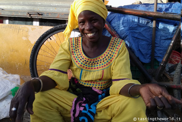Donne del Senegal con abiti colorati