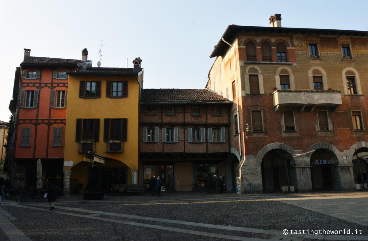 Piazza San Fedele a Como, con le case tardo-rinascimentali