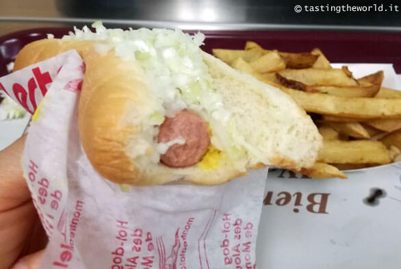 Steamy hot dog @ Montréal Pool Room