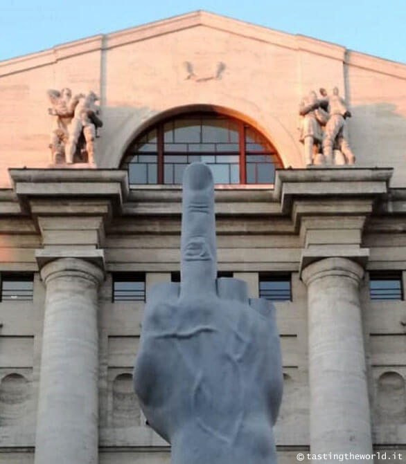 L.O.V.E., "Il Dito" di Milano, Maurizio Cattelan