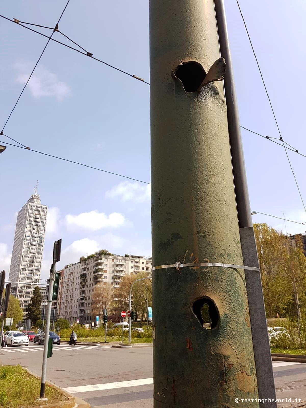 Pali del tram bombe piazza repubblica milano