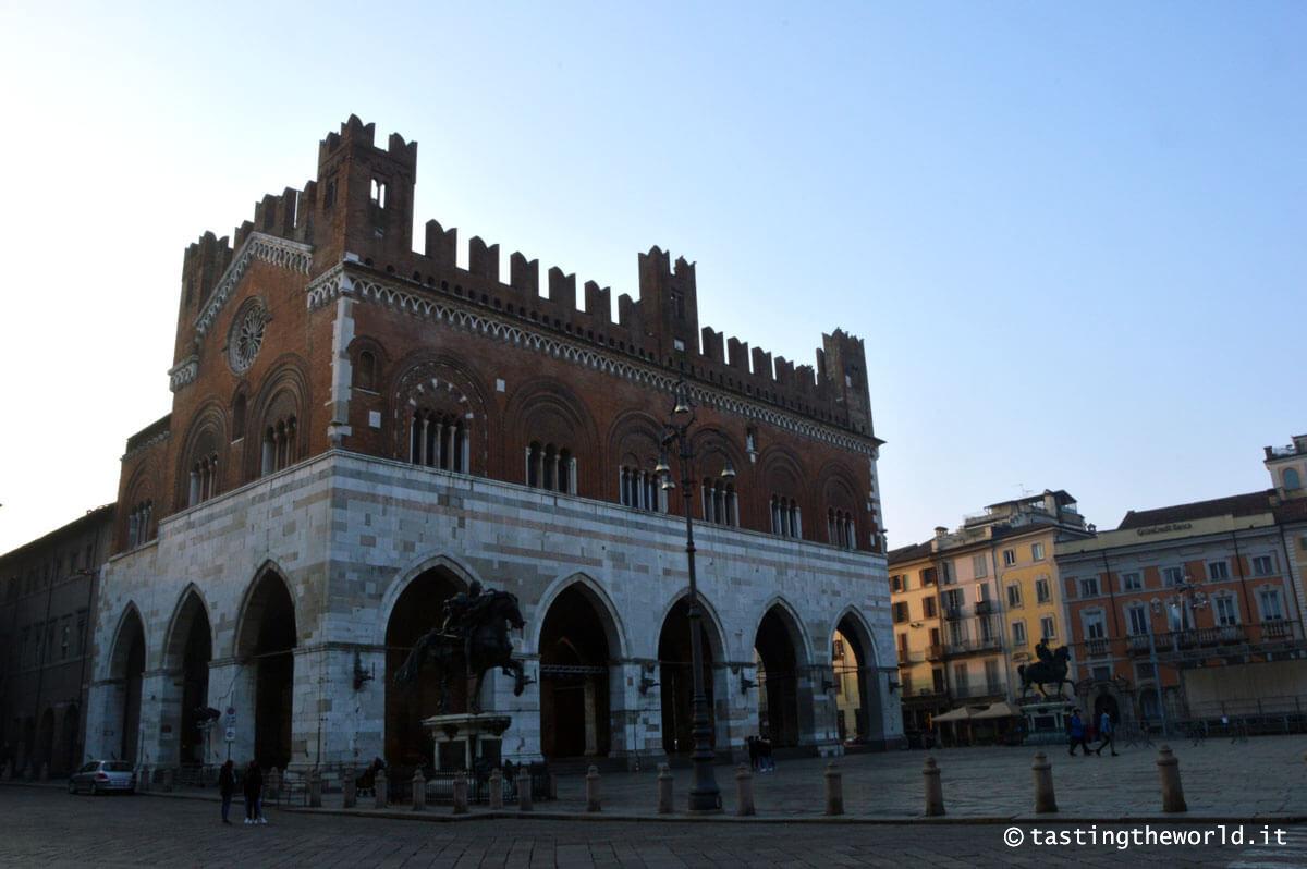 Piacenza, il Gotico e Piazza Cavalli
